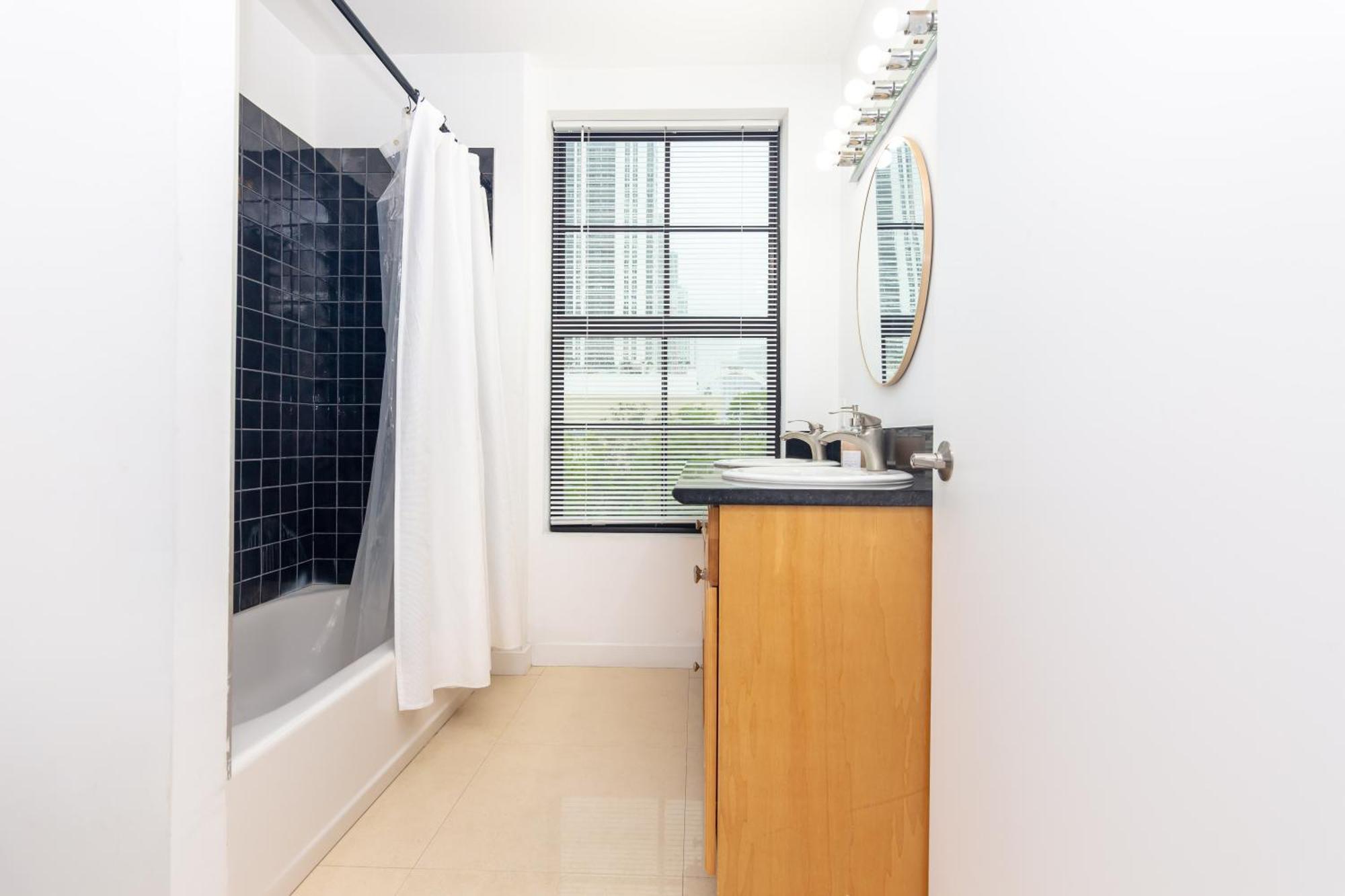 Apartment Downtown 2 Bedrooms *