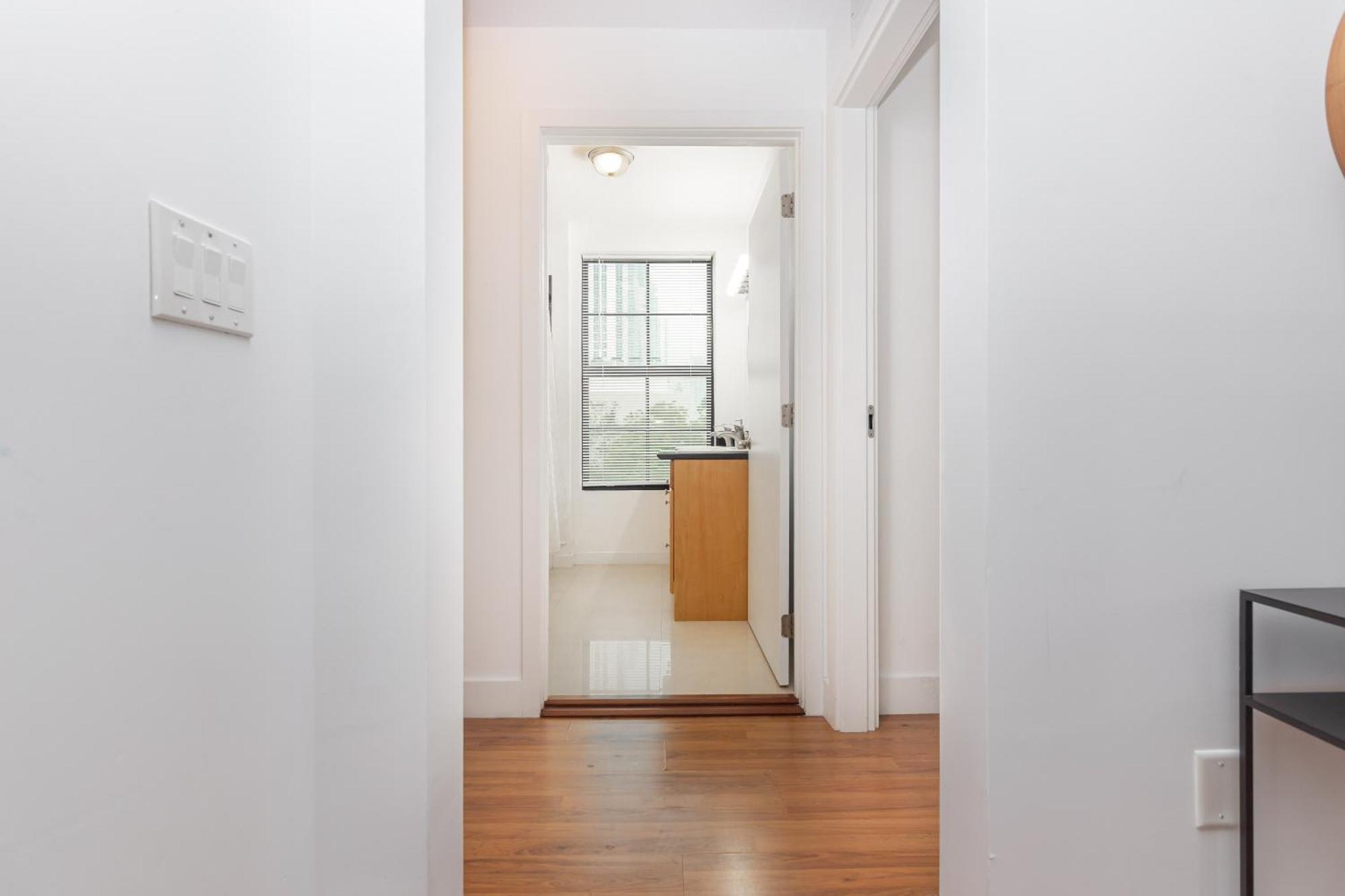 Apartment Downtown 2 Bedrooms *